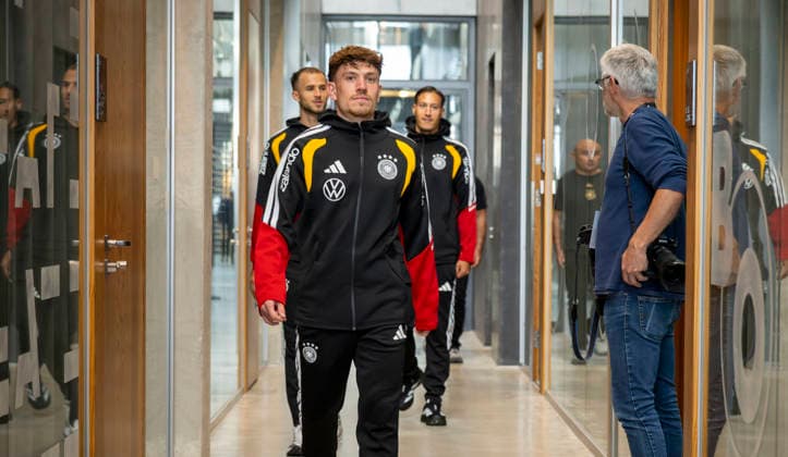 22.09.2026, Fussball DFB-Nationalmannschaft Deutschland, Trainingslager in Herzogenaurach, im Homeground bei ADIDAS, vor den UEFA Nations League Spielen, Medien-Mixed-Zone mit drei Spielern der Nationalmannschaft im Gespräch mit der anwesenden Presse. v.li: Max Rosenfelder, Philipp Treu und Younes Ebnoutalib (Deutschland) kommen zur Medienrunde.
