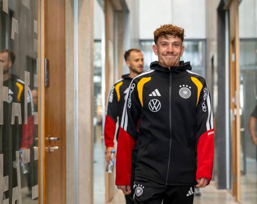 22.09.2026, Fussball DFB-Nationalmannschaft Deutschland, Trainingslager in Herzogenaurach, im Homeground bei ADIDAS, vor den UEFA Nations League Spielen, Medien-Mixed-Zone mit drei Spielern der Nationalmannschaft im Gespräch mit der anwesenden Presse. Philipp Treu (Deutschland) kommt grinsend zur Presserunde.