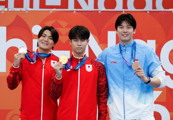 (260922) -- TOKYO, Sept. 22, 2026 -- Gold medalist Kojima Yumeki (C) of Japan, silver medalist Matsushita Tomoyuki (L) of Japan and brozne medalist Wang Shun of China pose during the awarding ceremony for the men s 400m individual medley at the 20th Asian Games Aichi-Nagoya 2026 in Tokyo, Japan, Sept. 22, 2026. ) (SP)JAPAN-TOKYO-ASIAN GAMES-SWIMMING-MEN S 400M INDIVIDUAL MEDLEY WuxZhizun 