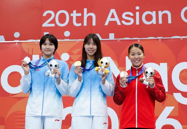 (260922) -- TOKYO, Sept. 22, 2026 -- Gold medalist Peng Xuwei (C) of China, silver medalist Sun Mingxia (L) of China and Shirai Rio of Japan pose on the awarding ceremony after the women s 200m backstroke final at the 20th Asian Games Aichi-Nagoya 2026 in Tokyo, Japan, Sept. 22, 2026. ) (SP)JAPAN-TOKYO-ASIAN GAMES-SWIMMING-WOMEN S 200M BACKSTROKE WuxZhizun 