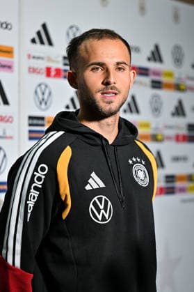 Medienaktivitäten DFB, 22.09.2026 HERZOGENAURACH, GERMANY; 22. SEPTEMBER: im Bild Max ROSENFELDER vom SC Freiburg beim Interview bei ersten Medienaktivitäten der Nationalmannschaft in Herzogenaurach bei Adidas Copyright: xBEAUTIFULxSPORTS Goldbergx