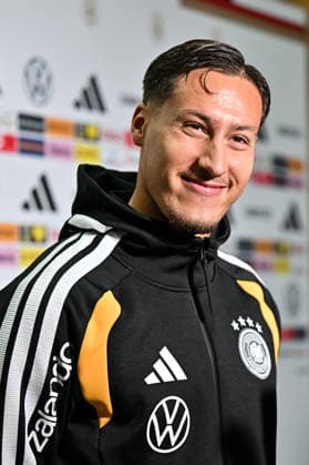 Medienaktivitäten DFB, 22.09.2026 HERZOGENAURACH, GERMANY; 22. SEPTEMBER: im Bild Younes EBNOUTALIB von Eintracht Frankfurt beim Interview bei den ersten Medienaktivitäten der Nationalmannschaft in Herzogenaurach bei Adidas Copyright: xBEAUTIFULxSPORTS Goldbergx