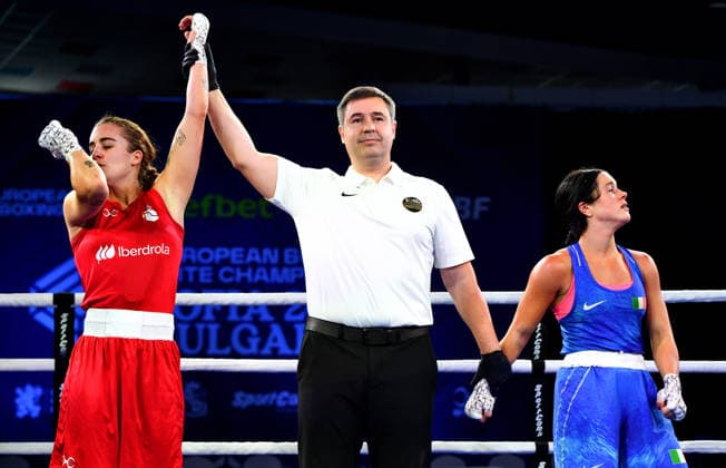 2026 European Boxing Elite Championships, Sofia, Bulgaria 22 9 2026 Women™s 51kg Quarter-Final Dania Moorehouse (Blue) vs Laura Fuentes Fernandez (Red) Spain™s Laura Fuentes Fernandez celebrates winning as Dania Moorehouse of Ireland looks on dejected Laura Fuentes Fernandez celebrates winning as Dania Moorehouse looks on dejected 22 9 2026  Copyright: xx VD5_1033
