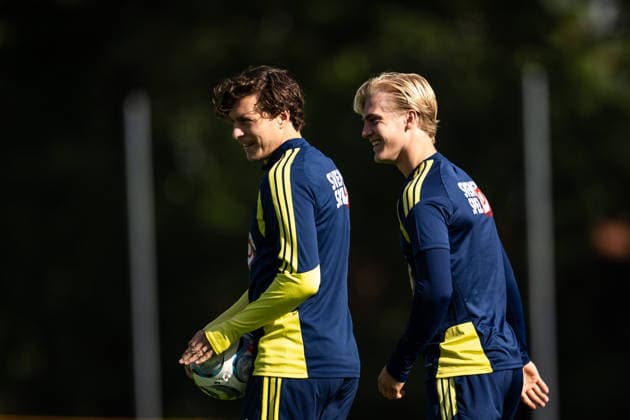 260922 Victor Nilsson Lindelöf and Lucas Bergvall of the Swedish men s national football team at a training session on September 22, 2026 in Stockholm. Photo: Johanna Säll BILDBYRAN kod JL JL0630 fotboll football soccer fotball nations league uefa nations league träning practice training sverige sweden sverige a bbeng Copyright: JOHANNAxSÄLL BB260922BB247