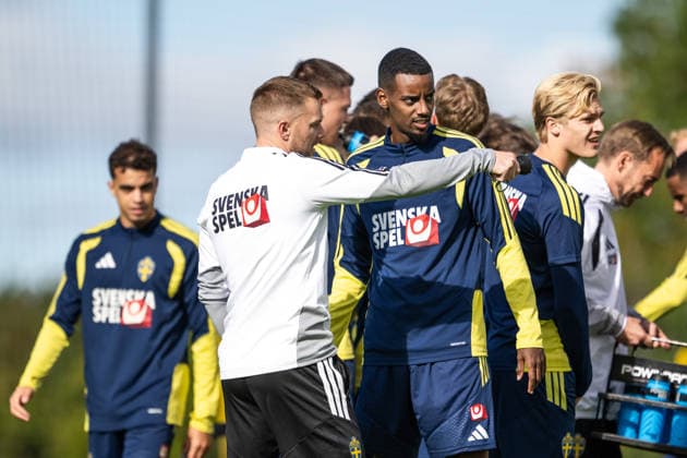 260922 Assistant coach Sebastian Larsson and Alexander Isak of the Swedish men s national football team at a training session on September 22, 2026 in Stockholm. Photo: Johanna Säll BILDBYRAN kod JL JL0630 fotboll football soccer fotball nations league uefa nations league träning practice training sverige sweden sverige a bbeng Copyright: JOHANNAxSÄLL BB260922BB249