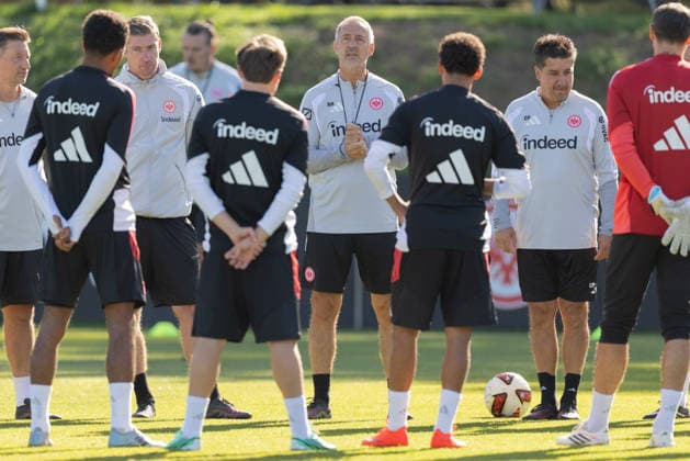 Training Eintracht Frankfurt Trainer Adi Hütter (Eintracht Frankfurt) bregrüßt seine wenigen verbliebenen Spieler zum Training während der Länderspielpause. Training von Eintracht Frankfurt am 22. September 2026 im Deutsche Bank Park in Frankfurt am Main., Frankfurt am Main Hessen Deutschland Deutsche Bank Park