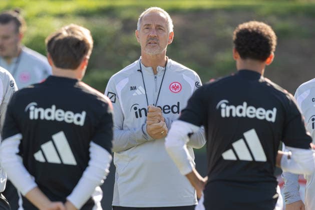 Training Eintracht Frankfurt Trainer Adi Hütter (Eintracht Frankfurt) bregrüßt seine wenigen verbliebenen Spieler zum Training während der Länderspielpause. Training von Eintracht Frankfurt am 22. September 2026 im Deutsche Bank Park in Frankfurt am Main., Frankfurt am Main Hessen Deutschland Deutsche Bank Park
