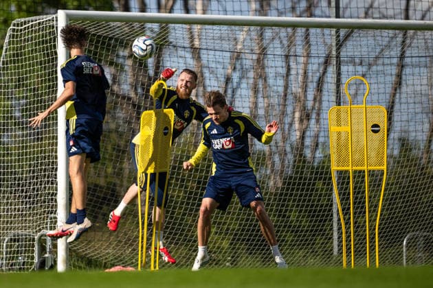 260922 goalkeeper Viktor Johansson and Carl Starfelt of the Swedish men s national football team at a training session on September 22, 2026 in Stockholm. Photo: Johanna Säll BILDBYRAN kod JL JL0630 fotboll football soccer fotball nations league uefa nations league träning practice training sverige sweden sverige a bbeng Copyright: JOHANNAxSÄLL BB260922BB277
