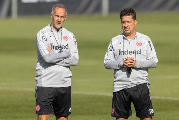 Training Eintracht Frankfurt Links Trainer Adi Hütter (Eintracht Frankfurt), rechts Co-Trainer Christian Peintinger (Eintracht Frankfurt). Training von Eintracht Frankfurt am 22. September 2026 im Deutsche Bank Park in Frankfurt am Main., Frankfurt am Main Hessen Deutschland Deutsche Bank Park