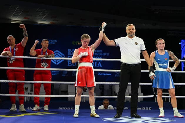 2026 European Boxing Elite Championships In Sofia - Quarter-Finals SOFIA, BULGARIA - SEPTEMBER 22: The referee raises the hand of Poland s Natalia Kuczewska (red) as the official winner over Yuliya Apanasovich of Belarus (blue) following their quarter-final bout at the 2026 European Boxing Elite Championships in Sofia, Bulgaria, on September 22, 2026. Sofia Bulgaria  Copyright: xArturxWidakx originalFilename:widak-european260922_np7ug.jpg