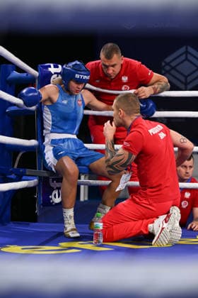 2026 European Boxing Elite Championships In Sofia - Quarter-Finals SOFIA, BULGARIA - SEPTEMBER 22: Polish light welterweight contender Kinga Krowka rests focused on her corner stool while her coaching staff delivers adjustments between rounds at the 2026 European Boxing Elite Championships on September 22, 2026. Sofia Bulgaria  Copyright: xArturxWidakx originalFilename:widak-european260922_npaKJ.jpg