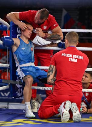 2026 European Boxing Elite Championships In Sofia - Quarter-Finals SOFIA, BULGARIA - SEPTEMBER 22: Polish coaches and medical staff kneel inside the blue corner to treat a bloody eye injury on competitor Artur Pawlik during a high-stress interval at the 2026 European Boxing Elite Championships on September 22, 2026. Sofia Bulgaria  Copyright: xArturxWidakx originalFilename:widak-european260922_npAqQ.jpg