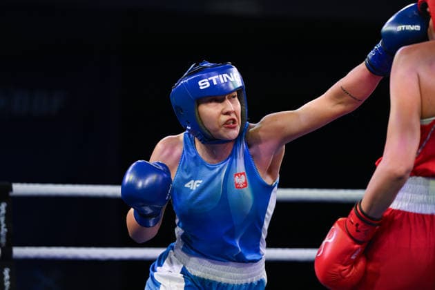 2026 European Boxing Elite Championships In Sofia - Quarter-Finals SOFIA, BULGARIA - SEPTEMBER 22: Poland s Kinga Krowka (blue) uses a tight guard to smother an incoming attack from Slovakia s Tamara Kubalova (red) during their 63kg quarter-final bout at the 2026 European Boxing Elite Championships in Sofia, Bulgaria, on September 22, 2026. Sofia Bulgaria  Copyright: xArturxWidakx originalFilename:widak-european260922_npSR1.jpg