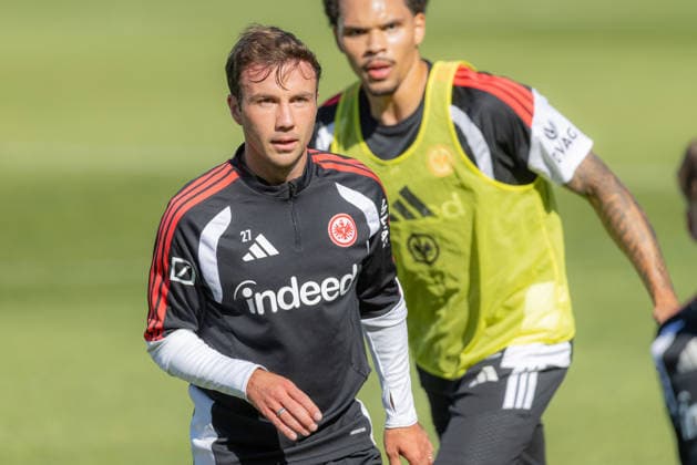 Training Eintracht Frankfurt Mario Götze (Eintracht Frankfurt, 27), dahinter Nnamdi Collins (Eintracht Frankfurt, 34). Training von Eintracht Frankfurt am 22. September 2026 im Deutsche Bank Park in Frankfurt am Main., Frankfurt am Main Hessen Deutschland Deutsche Bank Park