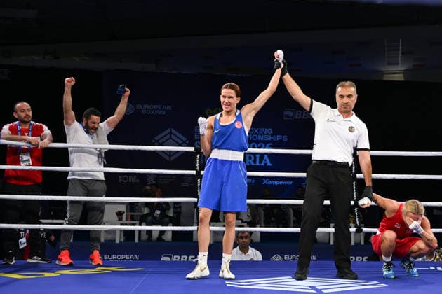 2026 European Boxing Elite Championships In Sofia - Quarter-Finals SOFIA, BULGARIA - SEPTEMBER 22: The referee signals the official victory for Turkey s Hatice Akbas (blue) over England s Ruby White (red, background) inside the ring during the 51kg quarter-finals at the 2026 European Boxing Elite Championships on September 22, 2026. Sofia Bulgaria  Copyright: xArturxWidakx originalFilename:widak-european260922_np8y4.jpg