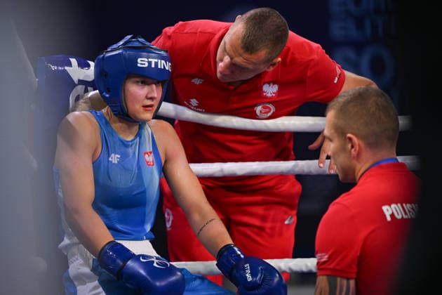 2026 European Boxing Elite Championships In Sofia - Quarter-Finals SOFIA, BULGARIA - SEPTEMBER 22: Polish light welterweight boxer Kinga Krowka sits focused in the blue corner between rounds while receiving water and tactical advice from her training staff on September 22, 2026. Sofia Bulgaria  Copyright: xArturxWidakx originalFilename:widak-european260922_npDZZ.jpg