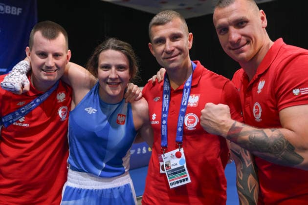 2026 European Boxing Elite Championships In Sofia - Quarter-Finals SOFIA, BULGARIA - SEPTEMBER 22: Polish light welterweight competitor Kinga Krowka smiles brightly as she embraces her national coaching staff ringside after booking her ticket to the semi-finals on September 22, 2026. Sofia Bulgaria  Copyright: xArturxWidakx originalFilename:widak-european260922_npG4Z.jpg