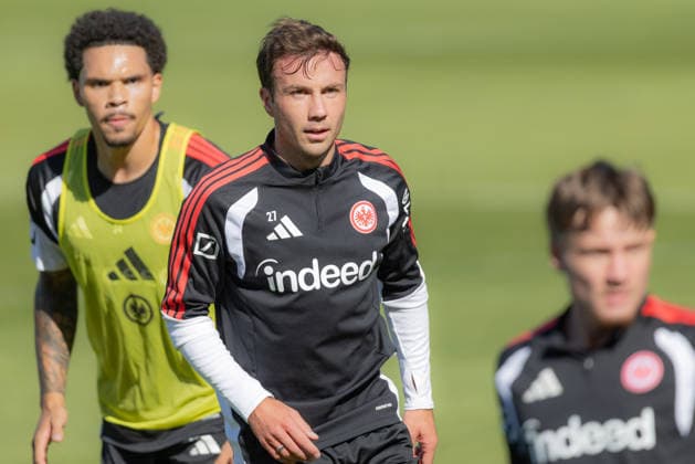 Training Eintracht Frankfurt Mario Götze (Eintracht Frankfurt, 27), dahinter Nnamdi Collins (Eintracht Frankfurt, 34). Training von Eintracht Frankfurt am 22. September 2026 im Deutsche Bank Park in Frankfurt am Main., Frankfurt am Main Hessen Deutschland Deutsche Bank Park