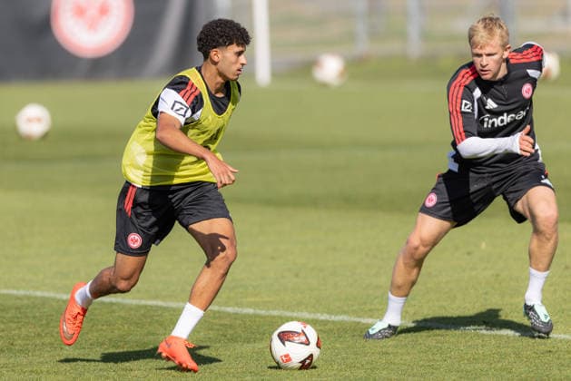 Training Eintracht Frankfurt Ayoube Amaimouni-Echghouyab (Eintracht Frankfurt, 29) gegen Jonathan Burkardt, Jonny Burkardt (Eintracht Frankfurt, 9). Training von Eintracht Frankfurt am 22. September 2026 im Deutsche Bank Park in Frankfurt am Main., Frankfurt am Main Hessen Deutschland Deutsche Bank Park