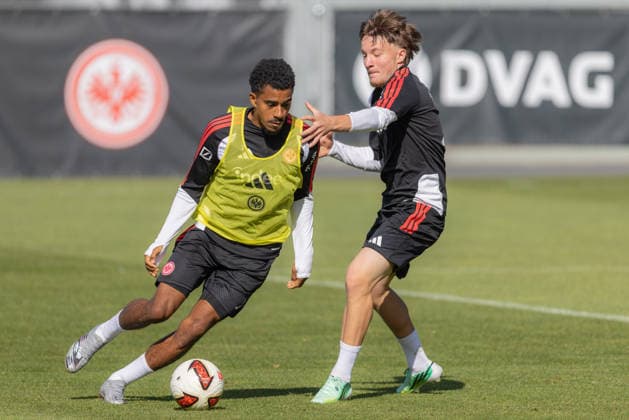 Training Eintracht Frankfurt Ansgar Knauff (Eintracht Frankfurt, 7) wird von Niko Ilicevic (Eintracht Frankfurt U21, U 21 attackiert. Training von Eintracht Frankfurt am 22. September 2026 im Deutsche Bank Park in Frankfurt am Main., Frankfurt am Main Hessen Deutschland Deutsche Bank Park