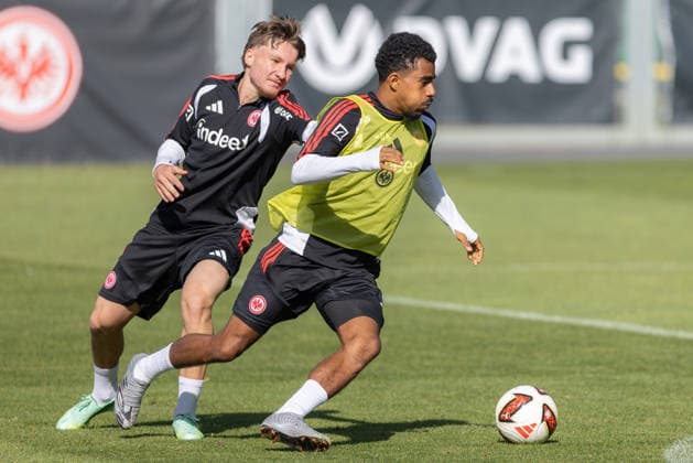 Training Eintracht Frankfurt Ansgar Knauff (Eintracht Frankfurt, 7) wird von Niko Ilicevic (Eintracht Frankfurt U21, U 21 attackiert. Training von Eintracht Frankfurt am 22. September 2026 im Deutsche Bank Park in Frankfurt am Main., Frankfurt am Main Hessen Deutschland Deutsche Bank Park