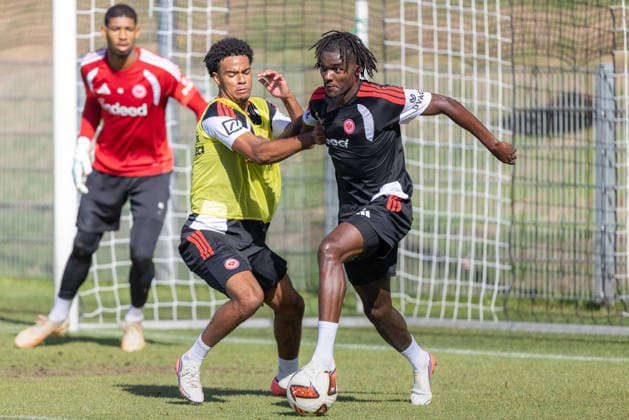 Training Eintracht Frankfurt Malik Pimpong (Eintracht Frankfurt, 35) gegen Lilian Brassier (Eintracht Frankfurt, 3), links im Hintergrund Torwart Kaua Santos (Eintracht Frankfurt, 40). Training von Eintracht Frankfurt am 22. September 2026 im Deutsche Bank Park in Frankfurt am Main., Frankfurt am Main Hessen Deutschland Deutsche Bank Park