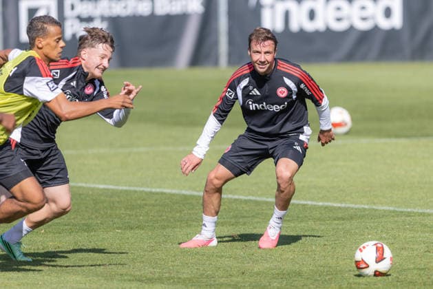Training Eintracht Frankfurt Mario Götze (Eintracht Frankfurt, 27), links kämpfen Timothy Chandler (Eintracht Frankfurt, 22) und Niko Ilicevic (Eintracht Frankfurt U21, U 21 um den Ball. Training von Eintracht Frankfurt am 22. September 2026 im Deutsche Bank Park in Frankfurt am Main., Frankfurt am Main Hessen Deutschland Deutsche Bank Park