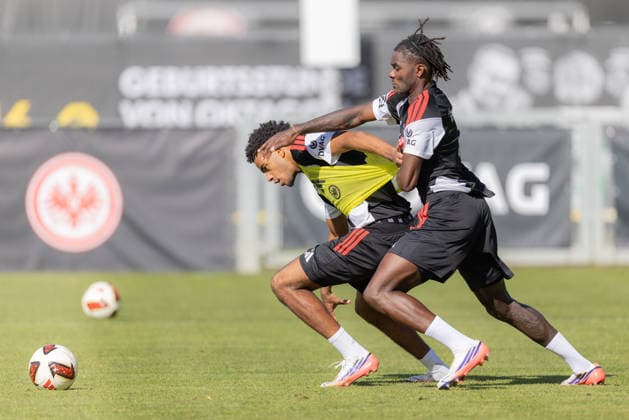 Training Eintracht Frankfurt Malik Pimpong (Eintracht Frankfurt, 35) vor Lilian Brassier (Eintracht Frankfurt, 3). Training von Eintracht Frankfurt am 22. September 2026 im Deutsche Bank Park in Frankfurt am Main., Frankfurt am Main Hessen Deutschland Deutsche Bank Park