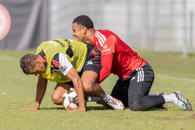 Training Eintracht Frankfurt Timothy Chandler (Eintracht Frankfurt, 22) will den Ball nicht Torwart Noah Atubolu (Eintracht Frankfurt, 1) überlassen. Training von Eintracht Frankfurt am 22. September 2026 im Deutsche Bank Park in Frankfurt am Main., Frankfurt am Main Hessen Deutschland Deutsche Bank Park