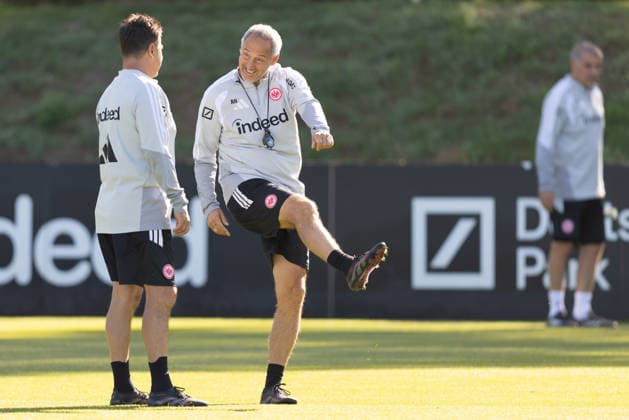 Training Eintracht Frankfurt Trockenübung ohne Ball: Trainer Adi Hütter (Eintracht Frankfurt) zieht ab. Links Co-Trainer Christian Peintinger (Eintracht Frankfurt). Training von Eintracht Frankfurt am 22. September 2026 im Deutsche Bank Park in Frankfurt am Main., Frankfurt am Main Hessen Deutschland Deutsche Bank Park