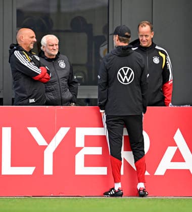 22.09.2026, Fussball DFB-Nationalmannschaft Deutschland, Trainingslager in Herzogenaurach, im Homeground bei ADIDAS, vor den UEFA Nations League Spielen, Training der Nationalmannschaft vor der anwesenden Presse. Rudi Völler (Deutschland) mit Trainer Jürgen Klopp (Deutschland).