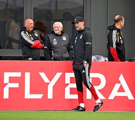 22.09.2026, Fussball DFB-Nationalmannschaft Deutschland, Trainingslager in Herzogenaurach, im Homeground bei ADIDAS, vor den UEFA Nations League Spielen, Training der Nationalmannschaft vor der anwesenden Presse. Rudi Völler (Deutschland) mit Trainer Jürgen Klopp (Deutschland).
