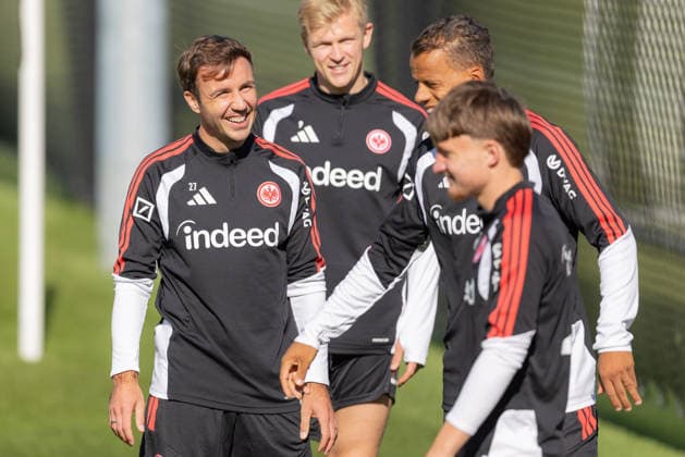 Training Eintracht Frankfurt Mario Götze (Eintracht Frankfurt, 27) albert mit Jonathan Burkardt, Jonny Burkardt (Eintracht Frankfurt, 9), Timothy Chandler (Eintracht Frankfurt, 22) und Niko Ilicevic (Eintracht Frankfurt U21, U 21 umher. Training von Eintracht Frankfurt am 22. September 2026 im Deutsche Bank Park in Frankfurt am Main., Frankfurt am Main Hessen Deutschland Deutsche Bank Park