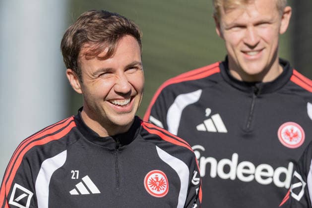 Training Eintracht Frankfurt Mario Götze (Eintracht Frankfurt, 27). Dahinter Jonathan Burkardt, Jonny Burkardt (Eintracht Frankfurt, 9). Training von Eintracht Frankfurt am 22. September 2026 im Deutsche Bank Park in Frankfurt am Main., Frankfurt am Main Hessen Deutschland Deutsche Bank Park