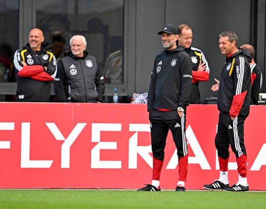 22.09.2026, Fussball DFB-Nationalmannschaft Deutschland, Trainingslager in Herzogenaurach, im Homeground bei ADIDAS, vor den UEFA Nations League Spielen, Training der Nationalmannschaft vor der anwesenden Presse. Alle haben sichtlich Spass Rudi Völler und Trainer Jürgen Klopp (beide Deutschland) mittendrin,