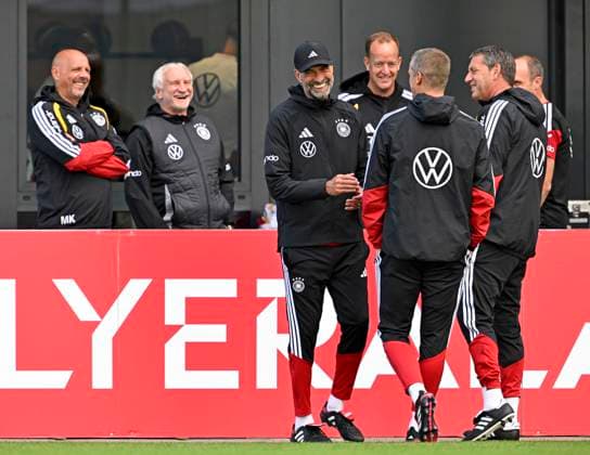 22.09.2026, Fussball DFB-Nationalmannschaft Deutschland, Trainingslager in Herzogenaurach, im Homeground bei ADIDAS, vor den UEFA Nations League Spielen, Training der Nationalmannschaft vor der anwesenden Presse. Alle haben sichtlich Spass Rudi Völler und Trainer Jürgen Klopp (beide Deutschland).