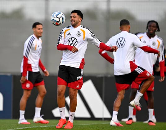 RECORD DATE NOT STATED 22.09.2026, Fussball DFB-Nationalmannschaft Deutschland, Trainingslager in Herzogenaurach, im Homeground bei ADIDAS, vor den UEFA Nations League Spielen, Training der Nationalmannschaft vor der anwesenden Presse. Nadiem Amiri (Deutschland) am Ball.