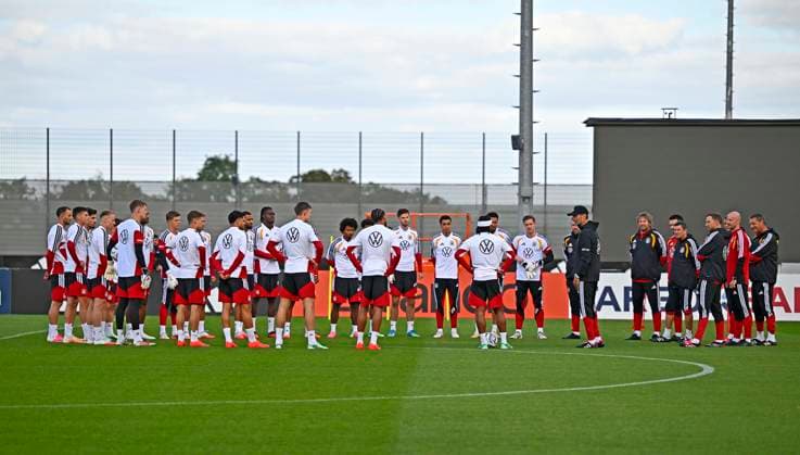 22.09.2026, Fussball DFB-Nationalmannschaft Deutschland, Trainingslager in Herzogenaurach, im Homeground bei ADIDAS, vor den UEFA Nations League Spielen, Training der Nationalmannschaft vor der anwesenden Presse. Trainer Jürgen Klopp (Deutschland) hält eine Ansprahce an die Mannschaft,