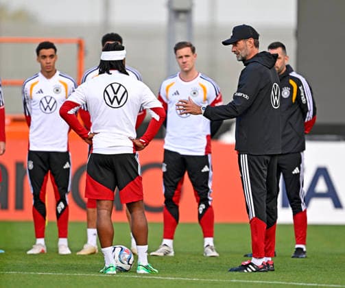 22.09.2026, Fussball DFB-Nationalmannschaft Deutschland, Trainingslager in Herzogenaurach, im Homeground bei ADIDAS, vor den UEFA Nations League Spielen, Training der Nationalmannschaft vor der anwesenden Presse. Trainer Jürgen Klopp (Deutschland) hält eine Ansprahce an die Mannschaft,