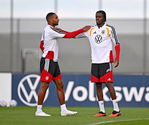 22.09.2026, Fussball DFB-Nationalmannschaft Deutschland, Trainingslager in Herzogenaurach, im Homeground bei ADIDAS, vor den UEFA Nations League Spielen, Training der Nationalmannschaft vor der anwesenden Presse. Jonathan Tah (Deutschland) und Yann Bisseck (Deutschland).