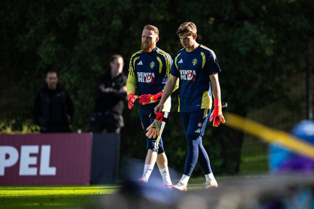 260922 goalkeepers Viktor Johansson and Melker Ellborg of the Swedish men s national football team at a training session on September 22, 2026 in Stockholm. Photo: Johanna Säll BILDBYRAN kod JL JL0630 fotboll football soccer fotball nations league uefa nations league träning practice training sverige sweden sverige a bbeng Copyright: JOHANNAxSÄLL BB260922BB347