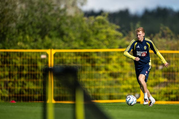 260922 Hugo Larsson of the Swedish men s national football team at a training session on September 22, 2026 in Stockholm. Photo: Johanna Säll BILDBYRAN kod JL JL0630 fotboll football soccer fotball nations league uefa nations league träning practice training sverige sweden sverige a bbeng Copyright: JOHANNAxSÄLL BB260922BB354