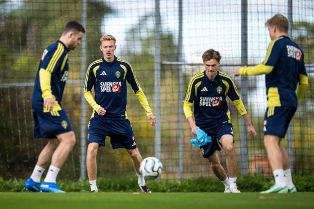 260922 Hugo Larsson and Williot Swedberg of the Swedish men s national football team at a training session on September 22, 2026 in Stockholm. Photo: Johanna Säll BILDBYRAN kod JL JL0630 fotboll football soccer fotball nations league uefa nations league träning practice training sverige sweden sverige a bbeng Copyright: JOHANNAxSÄLL BB260922BB356