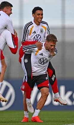 22.09.2026, Fussball DFB-Nationalmannschaft Deutschland, Trainingslager in Herzogenaurach, im Homeground bei ADIDAS, vor den UEFA Nations League Spielen, Training der Nationalmannschaft vor der anwesenden Presse. Joshua Kimmich (Deutschland) trägt Jamal Musiala (Deutschland) Huckpack.