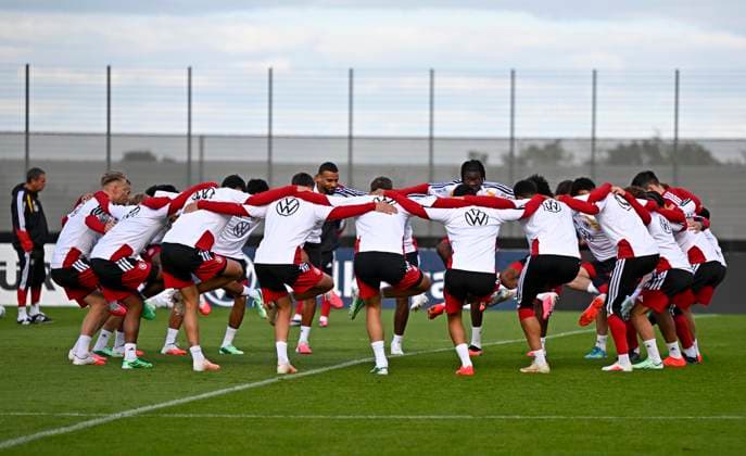 22.09.2026, Fussball DFB-Nationalmannschaft Deutschland, Trainingslager in Herzogenaurach, im Homeground bei ADIDAS, vor den UEFA Nations League Spielen, Training der Nationalmannschaft vor der anwesenden Presse. Die Spieler halten sich aneinander fest