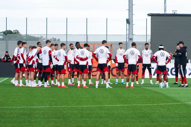 Der neue Bundestrainer Jürgen Klopp bei seiner Ansprache an die Mannschaft beim ersten Training - Herzo Base 22.09.2026: Deutsche Nationalmannschaft Nations League Vorbereitung, Home Ground, HerzoBase, World of Adidas, Herzogenaurach