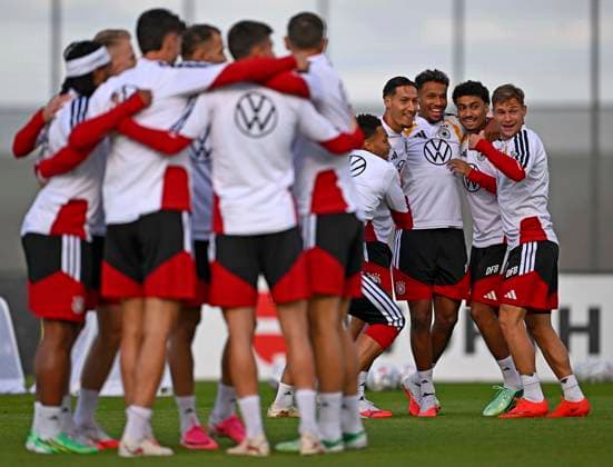 22.09.2026, Fussball DFB-Nationalmannschaft Deutschland, Trainingslager in Herzogenaurach, im Homeground bei ADIDAS, vor den UEFA Nations League Spielen, Training der Nationalmannschaft vor der anwesenden Presse. Die Nationalspieler haben sichtlich Spass Joshua Kimmich (re, Deutschland)