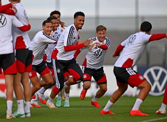 RECORD DATE NOT STATED 22.09.2026, Fussball DFB-Nationalmannschaft Deutschland, Trainingslager in Herzogenaurach, im Homeground bei ADIDAS, vor den UEFA Nations League Spielen, Training der Nationalmannschaft vor der anwesenden Presse. Die Nationalspieler haben sichtlich Spass Joshua Kimmich (re, Deutschland)