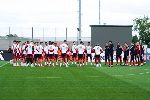 Der neue Bundestrainer Jürgen Klopp bei seiner Ansprache an die Mannschaft beim ersten Training - Herzo Base 22.09.2026: Deutsche Nationalmannschaft Nations League Vorbereitung, Home Ground, HerzoBase, World of Adidas, Herzogenaurach