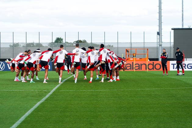 Bundestrainer Jürgen Klopp (Deutschland Germany) und sein Co-Trainer Sven Bender beobachten das Aufwärmen der Nationalmannschaft - Herzo Base 22.09.2026: Deutsche Nationalmannschaft Nations League Vorbereitung, Home Ground, HerzoBase, World of Adidas, Herzogenaurach
